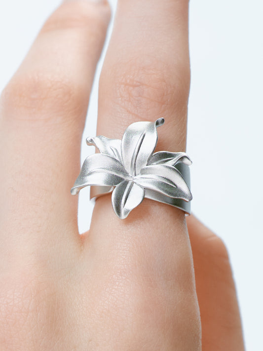 Matte Still Lily Ring