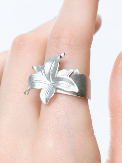 Matte Still Lily Ring